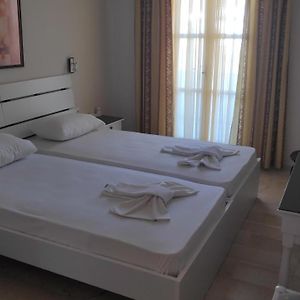 Zimmer mit Kingsize-Bett