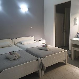 Απλό τετράκλινο δωμάτιο