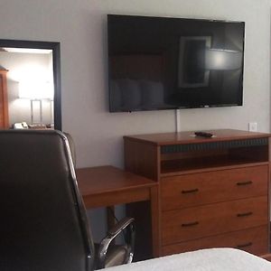 Zimmer mit Queensize-Bett und mit Schwimmbadblick