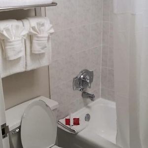 Zimmer mit Kingsize-Bett und mit Schwimmbadblick