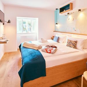 Zimmer mit Kingsize-Bett