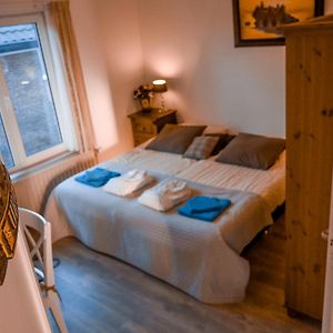 Zimmer mit Kingsize-Bett