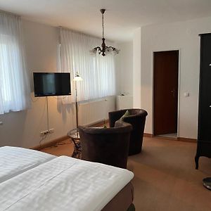 Zimmer mit Kingsize-Bett