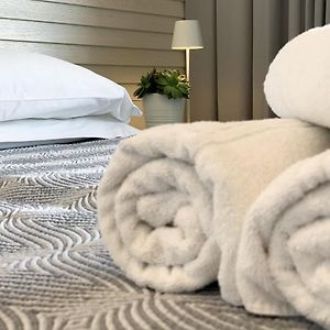 Camera piccola con letto king size