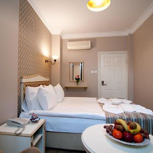 Economy Kamer met een King Size Bed in de Kelder