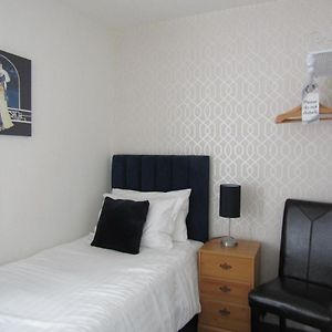Zimmer mit Kingsize-Bett