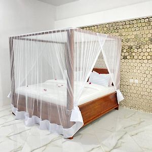 Zimmer mit Kingsize-Bett