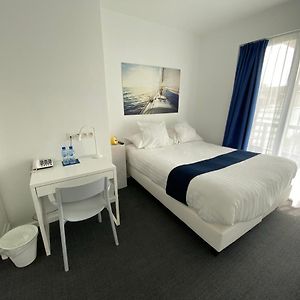 Kleines Zimmer mit Kingsize-Bett