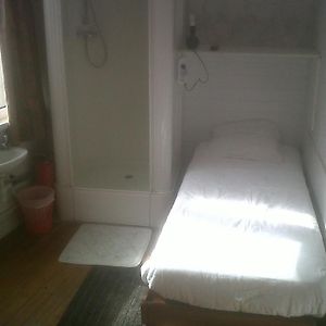 Zimmer mit Kingsize-Bett