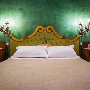 Camera con letto king size