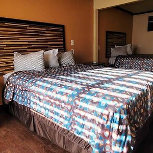 Zimmer mit Kingsize-Bett