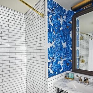 Chambre Lit Queen-Size avec Accès aux Personnes Handicapées