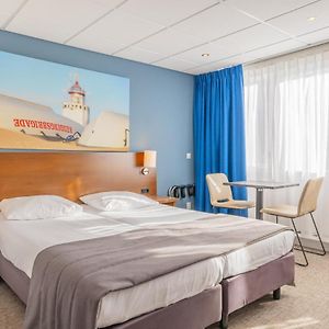 Großes Zimmer mit Kingsize-Bett