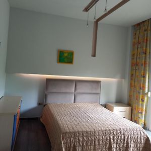 Zimmer mit Kingsize-Bett
