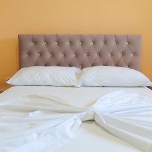 Zimmer mit Kingsize-Bett