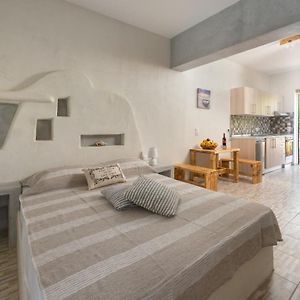 Christos Studios And Family Apartments