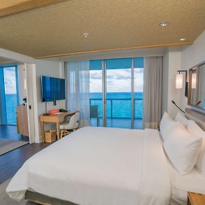 Suite met een Slaapkamer en een King Size Bed en Uitzicht op de Oceaan