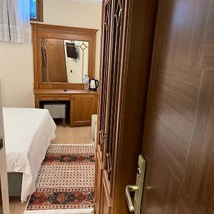 Kamer met een King Size Bed in de Kelder