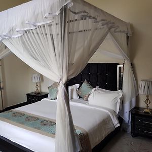 Zimmer mit Kingsize-Bett