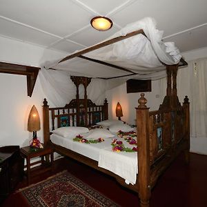 Zimmer mit Kingsize-Bett
