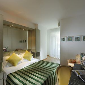 Zimmer mit Kingsize-Bett