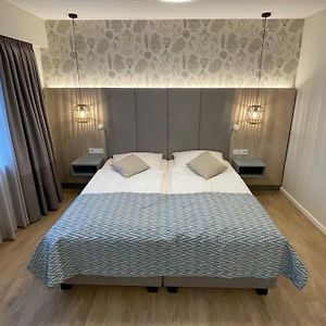 Großes Zimmer mit Kingsize-Bett