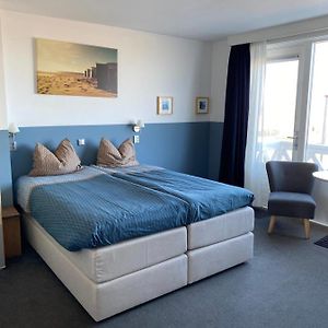 Zimmer mit Kingsize-Bett