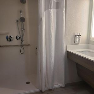 Suite mit Kingsize-Bett für Gäste mit Behinderungen