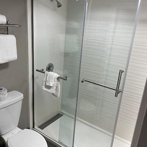 Zimmer mit Kingsize-Bett für Gäste mit Behinderungen