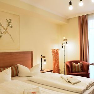 Zimmer mit Kingsize-Bett