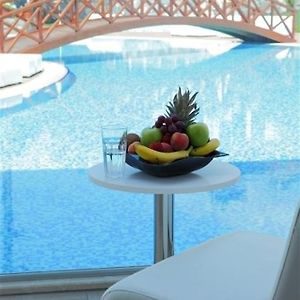 Zimmer mit Kingsize-Bett und mit Schwimmbadblick