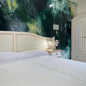 Camera con letto king size
