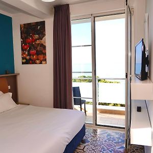 Zimmer mit Kingsize-Bett