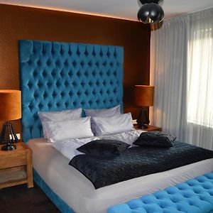 Zimmer mit Kingsize-Bett