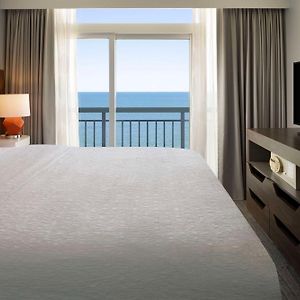 Kamer met Rolstoeltoegankelijkheid met een King Size Bed en Uitzicht op de Oceaan