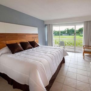 Zimmer mit Zugang für Rollstuhlfahrer mit Kingsize-Bett