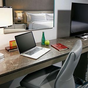 Zimmer mit Kingsize-Bett