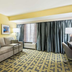 Zimmer mit Kingsize-Bett