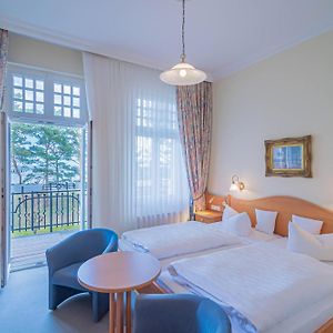 Zimmer mit Kingsize-Bett