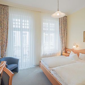 Zimmer mit Kingsize-Bett