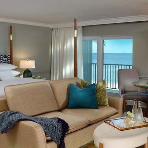 Kamer met een King Size Bed en Uitzicht op het Strand