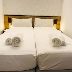 Kleines Zimmer mit zwei Einzelbetten