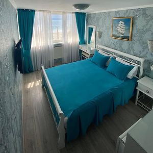 Zimmer mit Kingsize-Bett