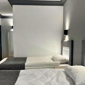 Kamer met Twee Aparte Bedden in de Kelder