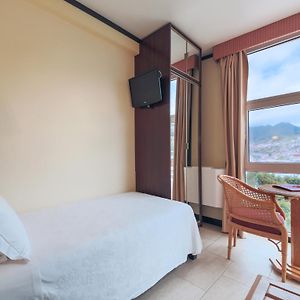 Zimmer mit Kingsize-Bett