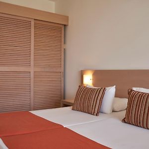 Zimmer mit Kingsize-Bett