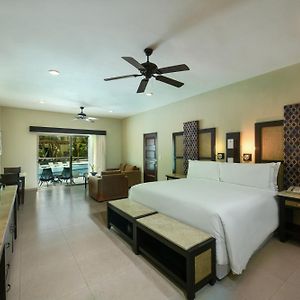 Suite con Cama King con Vistas a la Piscina