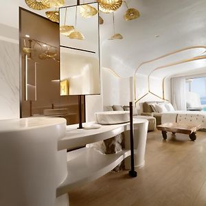 Zimmer mit Kingsize-Bett