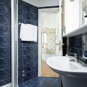 Camera economica con letto king size
