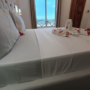 Zimmer mit Kingsize-Bett